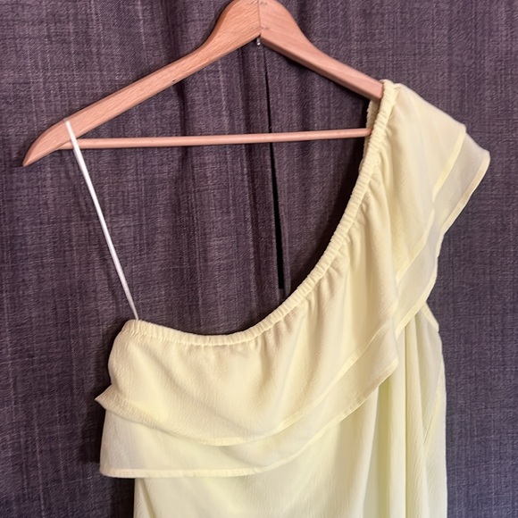 Apt 9 yellow butter one shoulder flutter blouse size XL - Picture 2 of 6